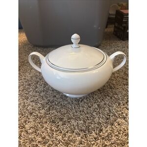 Royal Doulton Fine Bone China Round‎ Covered Vegetable Bowl